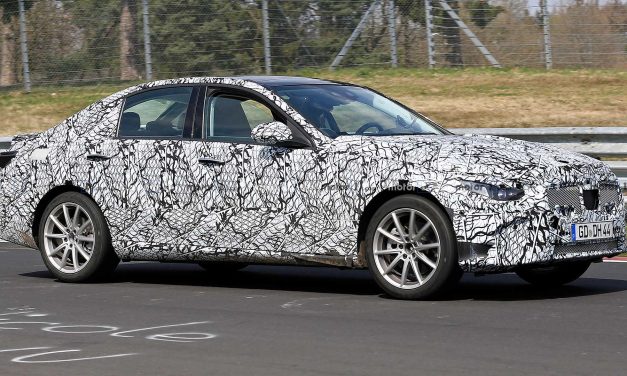 Futuro Mercedes Classe C aparece em teste no circuito de Nürburgring
