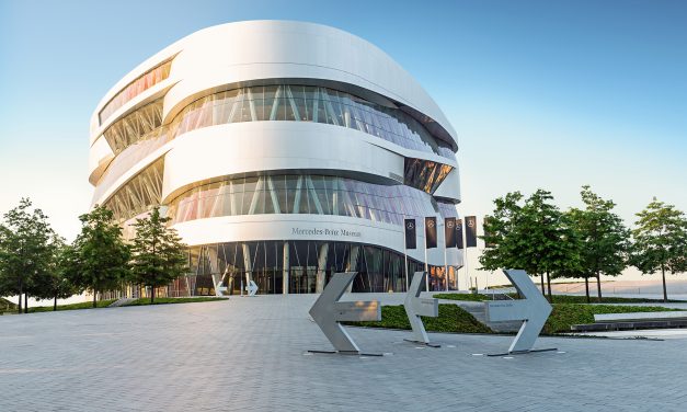 Mercedes-Benz Museum celebra 13 anos em Stuttgart