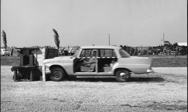 Em nome da segurança, Mercedes-Benz comemora 60 anos de testes de segurança