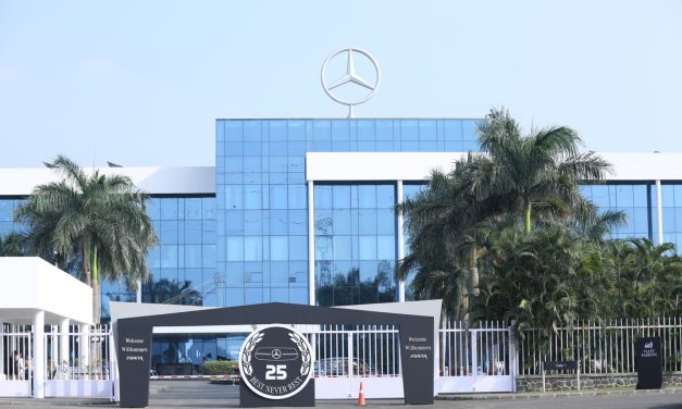 Mercedes-Benz comemora 25 anos de produção na Índia