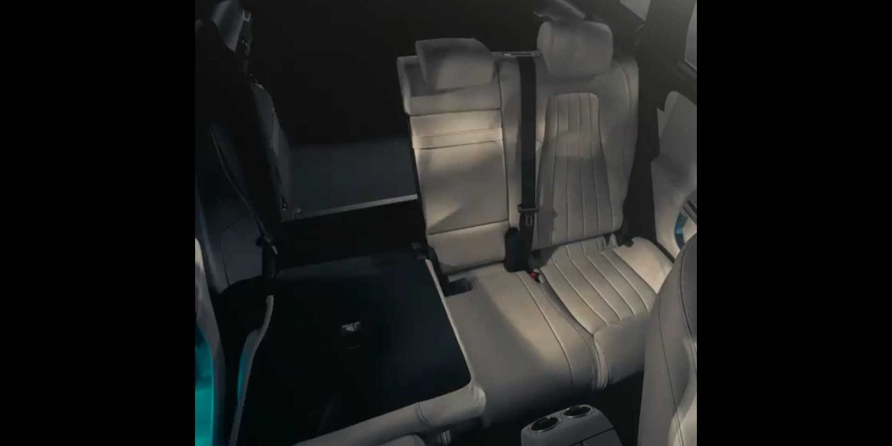 Teaser do Mercedes GLA exibe a versatilidade no banco traseiro