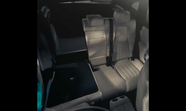 Teaser do Mercedes GLA exibe a versatilidade no banco traseiro