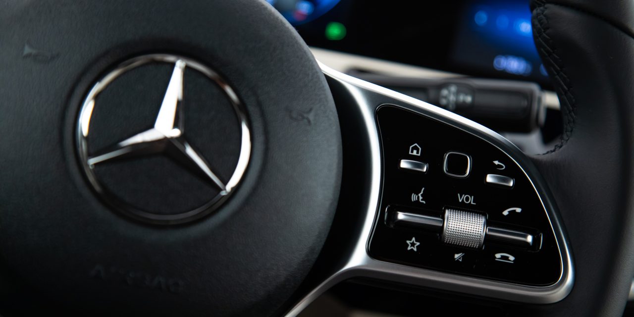 Mercedes-Benz celebra o Dia Mundial da Voz com sistema MBUX e pioneirismo em tecnologia