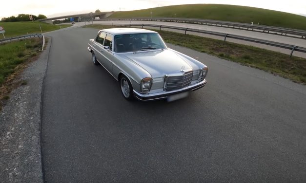 Vídeo: Mercedes-Benz 280E passeia com maestria a 200 km/h em uma autoban