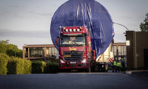 Caminhões Mercedes-Benz Actros juntam forças para transportar carga gigante na Alemanha