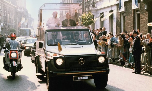 Mercedes Classe G Popemobile completa 40 anos