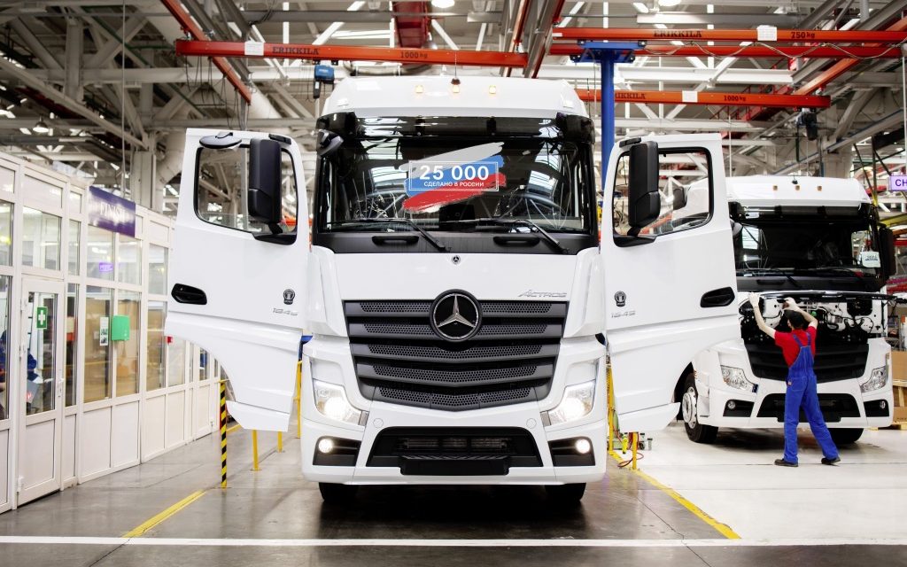 Mercedes-Benz Wörth entregou 25 mil kits de caminhões para Rússia