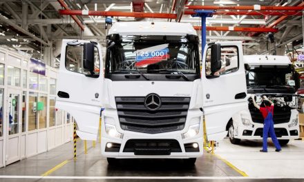 Mercedes-Benz Wörth entregou 25 mil kits de caminhões para Rússia