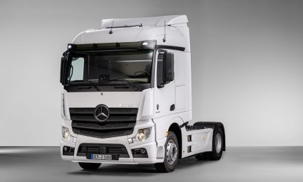 Novo Actros F com cabina desenvolvida no Brasil está disponível para encomendas na Europa