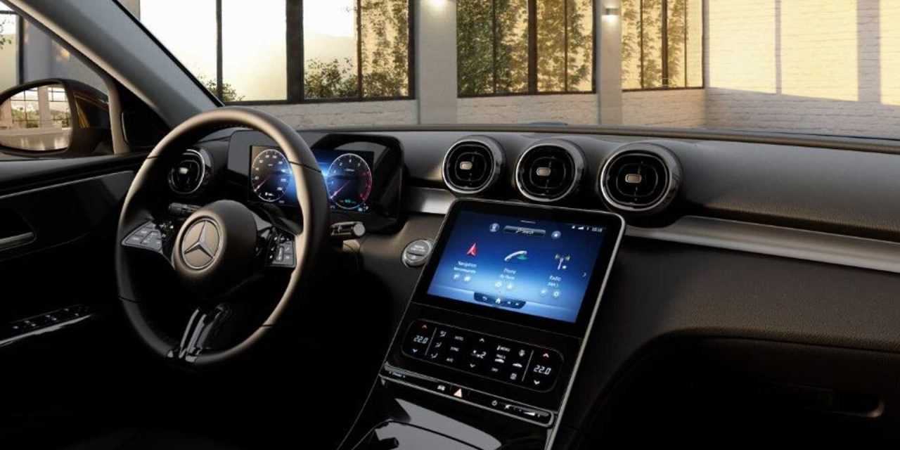 Mercedes-Benz exibe em seu configurador o interior do Classe C básico