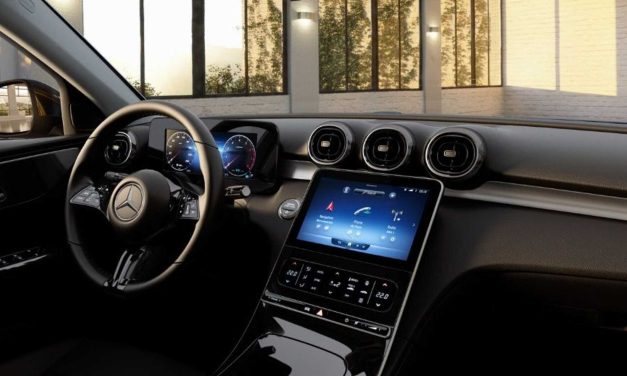 Mercedes-Benz exibe em seu configurador o interior do Classe C básico