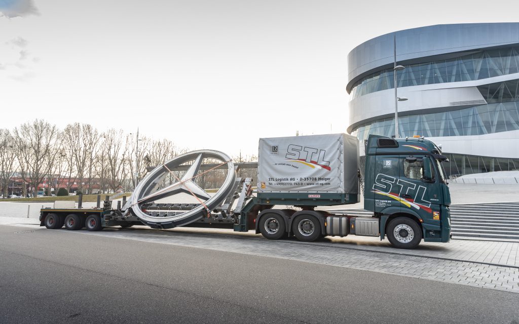 Árdua tarefa, Actros SLT tem como missão conduzir estrela da Mercedes-Benz ao museu da marca