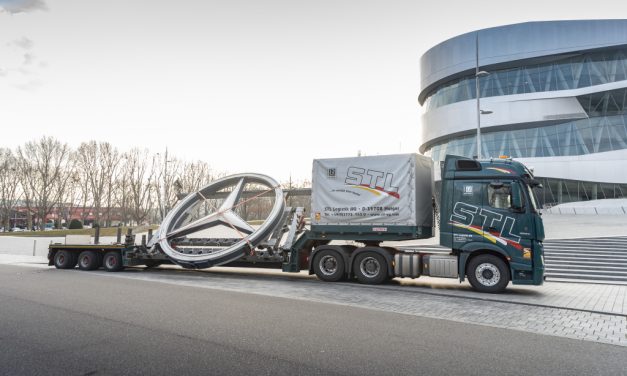 Árdua tarefa, Actros SLT tem como missão conduzir estrela da Mercedes-Benz ao museu da marca
