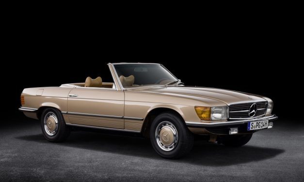 Icônico Mercedes SL R107 celebra 50 anos de lançamento