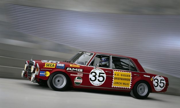 Há 50 anos, a AMG ganhava os noticiários com a vitória das 24 Horas de Spa-Francorchamps, o sedã W109 ficou conhecido como “porco vermelho”