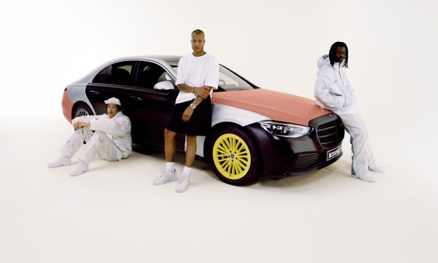 Mercedes-Benz faz homenagem ao airbag com roupas feitas do material da bolsa de ar