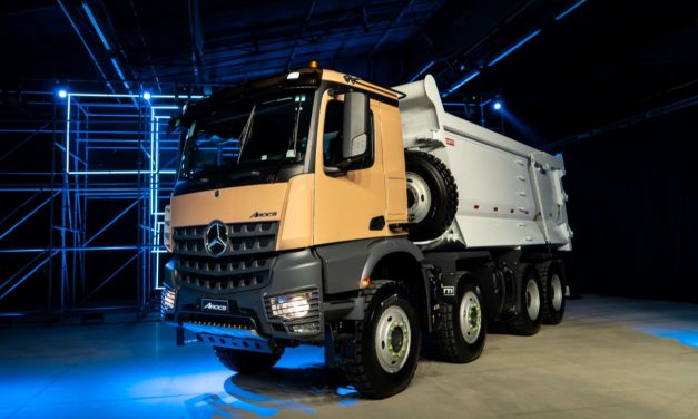 Mercedes-Benz lança Arocs 8×4, robustez e tecnologia de caminhões fora de estrada no Brasil