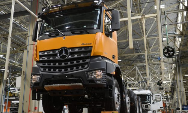 Arocs reafirma a flexibilidade da linha de produção de caminhões da Mercedes-Benz