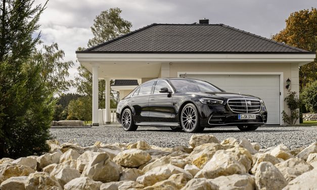 Mercedes S 580 e 4Matic, sedã de luxo ganha sistema híbrido plug-in e tração nas quatro rodas