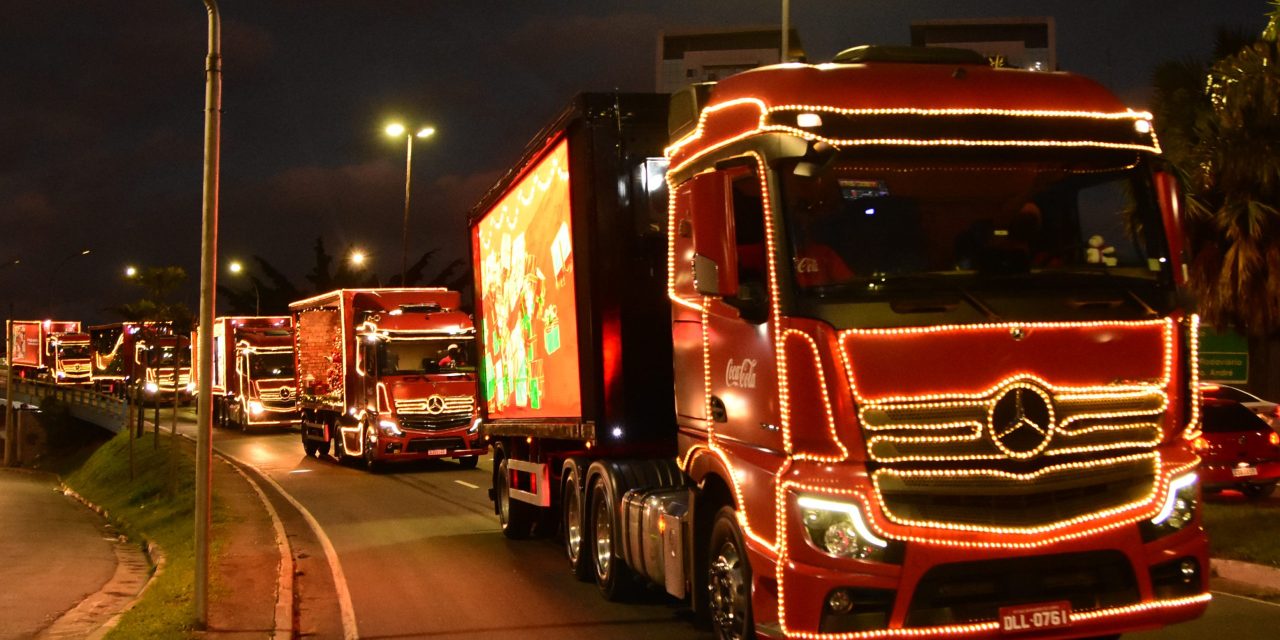 Caravana Iluminada da Coca-Cola leva a magia do Natal a fábrica da Mercedes-Benz no ABC Paulista