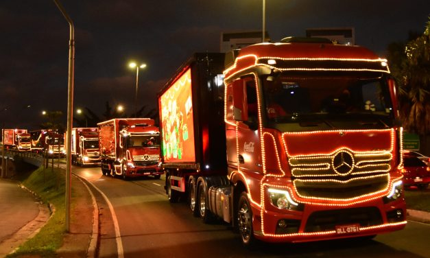 Caravana Iluminada da Coca-Cola leva a magia do Natal a fábrica da Mercedes-Benz no ABC Paulista