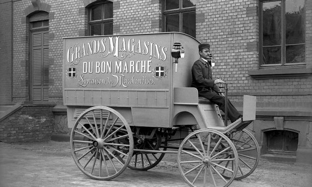 Há 125 anos, Benz vendia para um cliente de Paris, seu primeiro veículo de entrega motorizado, gene das atuais Sprinter