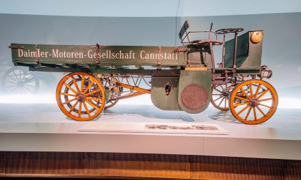 Curioso caminhão Daimler de 1898 que transporta 1,25 toneladas com apenas 5,6 cv