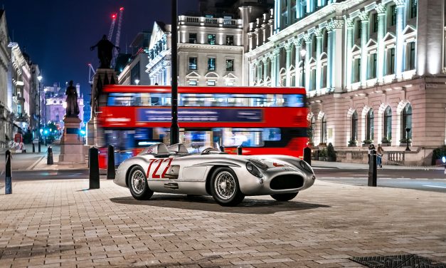 O Mercedes-Benz 300 SLR “722” desfila por Londres em homenagem a Sir Stirling Moss