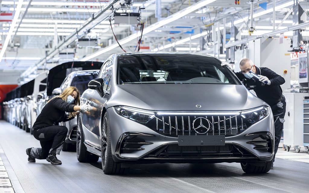 Primeiro sedã elétrico da Mercedes-AMG, EQS 53 4MATIC +, tem produção iniciada na fábrica 56