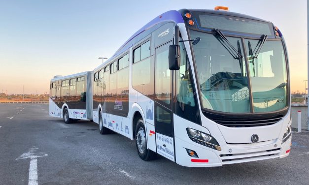 Mercedes-Benz entrega 37 ônibus articulados para novo sistema de transporte BRT no México