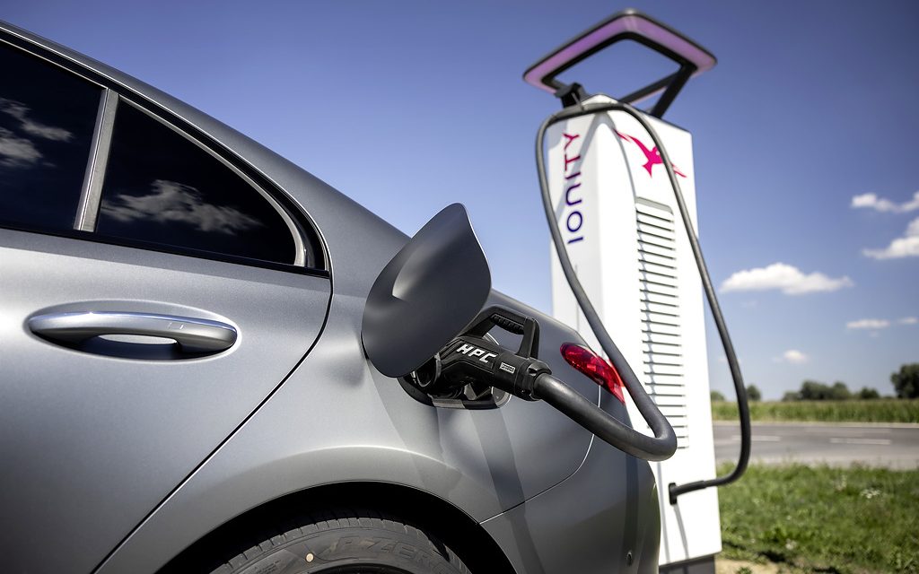 Plug & Charge passa a ser disponível para os Mercedes-Benz híbridos plug-in