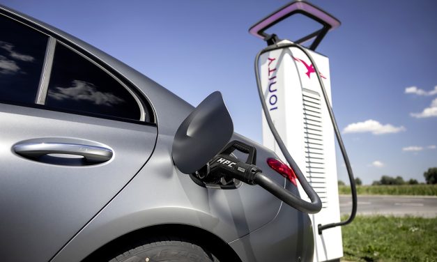 Plug & Charge passa a ser disponível para os Mercedes-Benz híbridos plug-in
