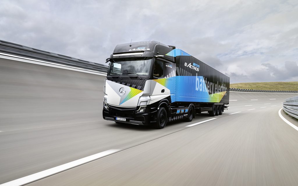 Mercedes-Benz apresenta caminhão elétrico com potência de até 815 km e 500 km de autonomia