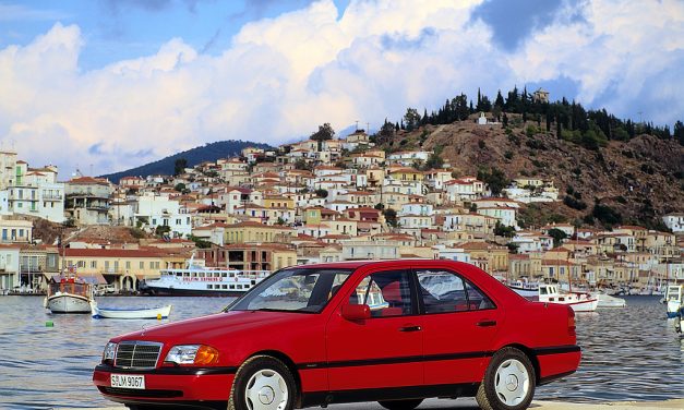 Mercedes-Benz Classe C torna-se um carro clássico reconhecido na Alemanha, o modelo já pode receber a placa histórica