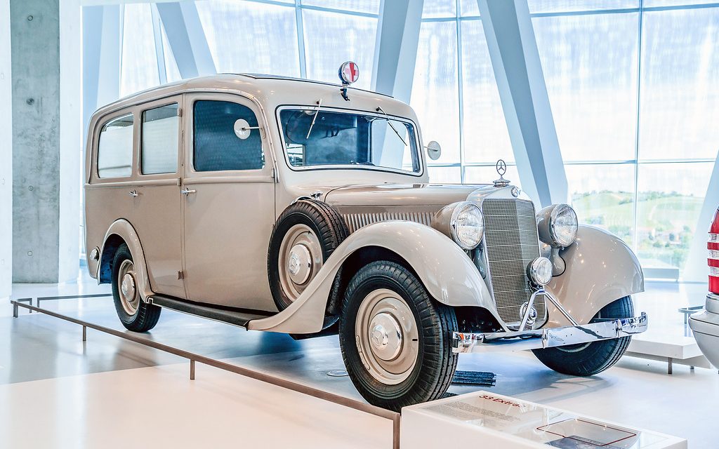 Ambulância Mercedes-Benz 320 de 1937, quando não havia nem sirene e luzes piscantes