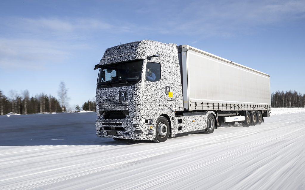 Mercedes-Benz Trucks testa caminhões elétricos no frio da Finlândia
