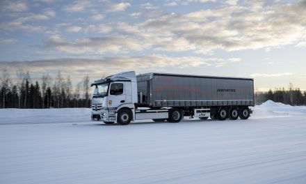 Mercedes-Benz eActros 300 percorre 3 mil km do Círculo Polar Ártico até Stuttgart