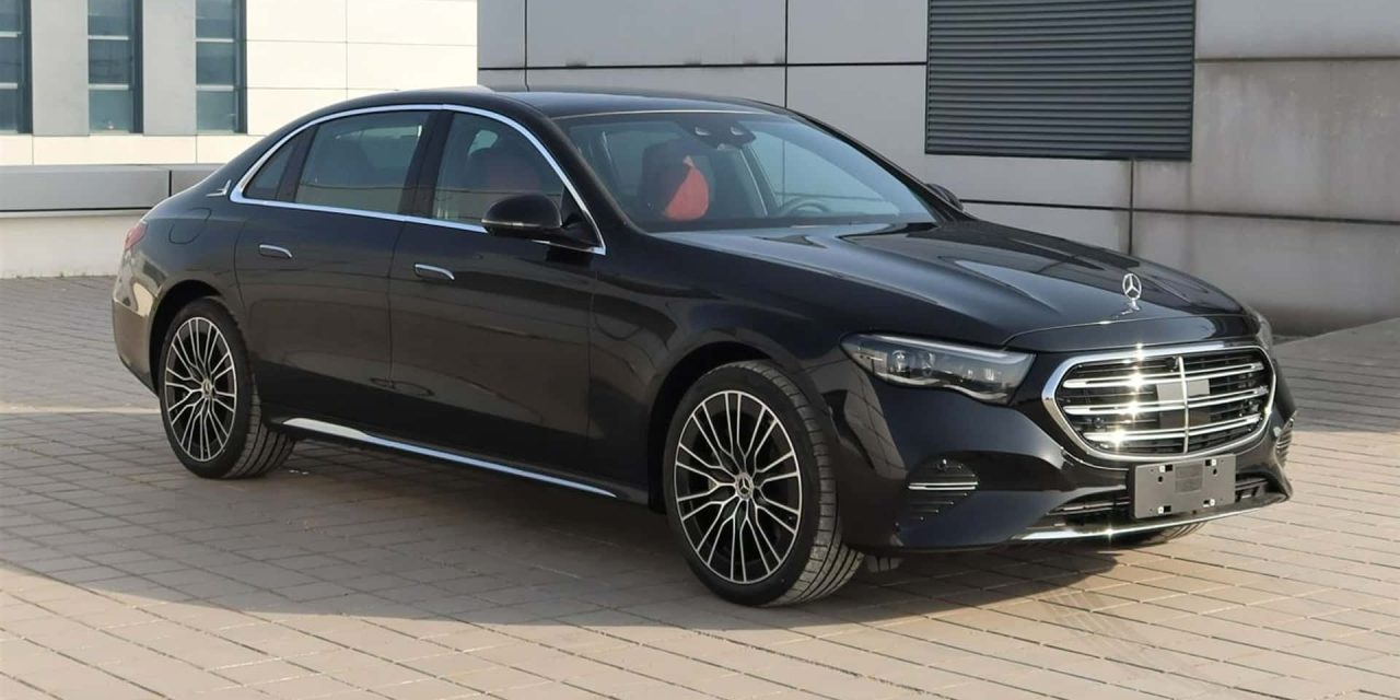 Mercedes-Benz Classe E L, a versão longa para a China traz a estrela no capô