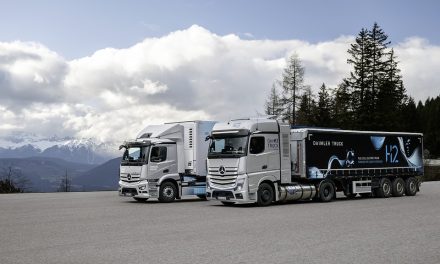 Viajando pelos Alpes com bateria e hidrogênio – caminhões neutros em CO2 da Daimler Truck demonstram suas capacidades