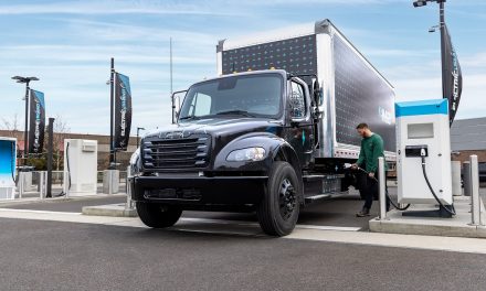 Daimler Truck revela o Freightliner eM2, amplia o portfólio de caminhões elétricos para o mercado norte-americano