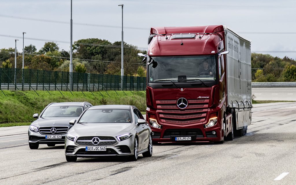Daimler Truck celebra o marco de 1 milhão de assistentes de frenagem de emergência Active Brake Assist vendidos