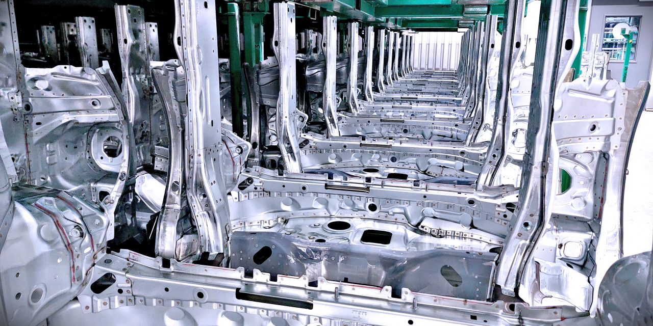 Mercedes-Benz planeja adquirir mais de 200 mil toneladas de aço europeu com redução de CO₂ anualmente