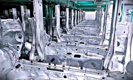 Mercedes-Benz planeja adquirir mais de 200 mil toneladas de aço europeu com redução de CO₂ anualmente