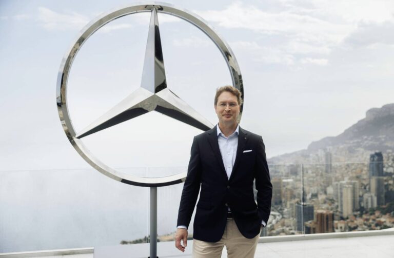 “CONTRA A PAREDE”, ASSOCIAÇÃO DE CONCESSIONÁRIOS CRITICA ESTRATÉGIA DE LUXO DA MERCEDES-BENZ