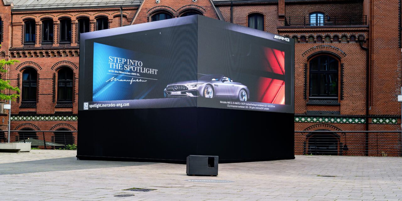 Mercedes-AMG SL interage com os pedestres em outdoor 3D