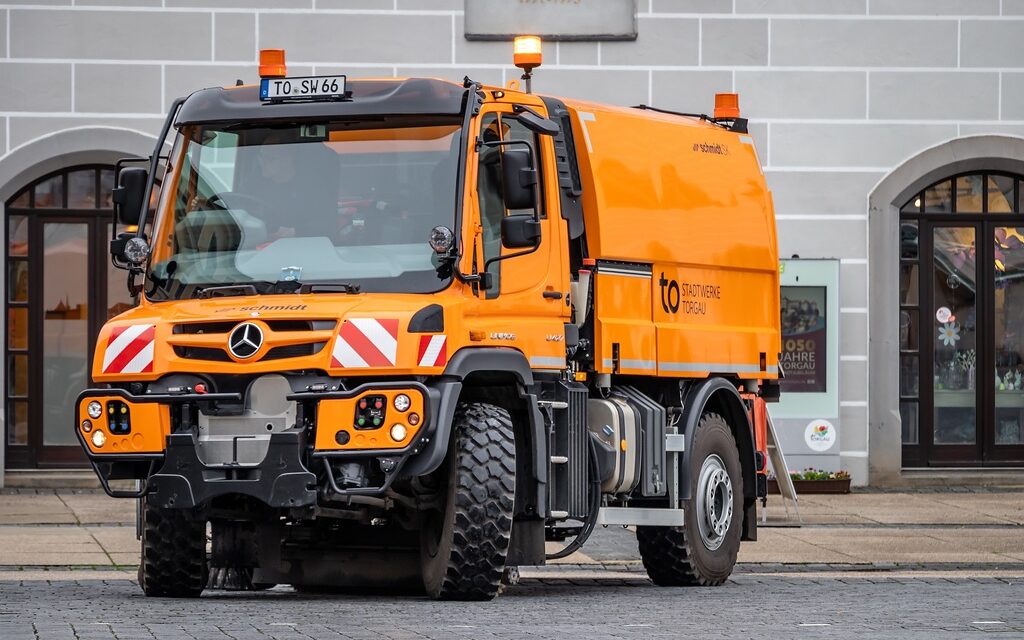 Mercedes Unimog é utilizado para limpeza de ruas da cidade de Torgau, na Alemanha