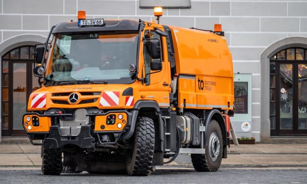 Mercedes Unimog é utilizado para limpeza de ruas da cidade de Torgau, na Alemanha