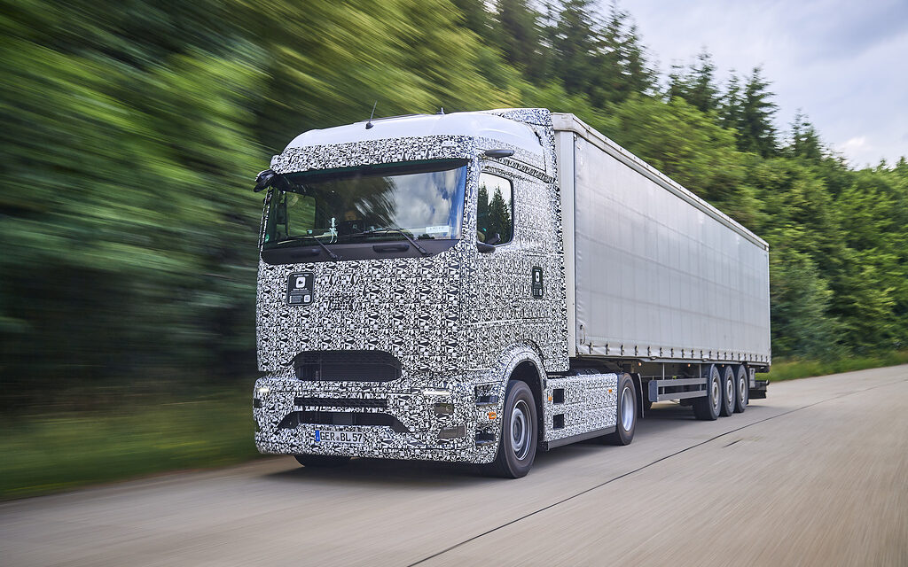 Mercedes-Benz testa caminhão elétrico eActros 600