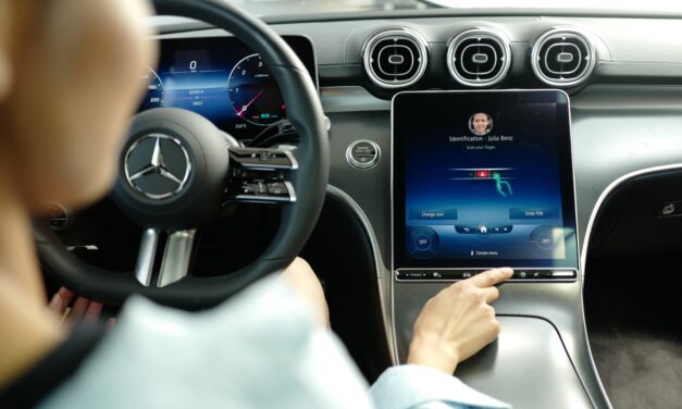 Mercedes-Benz introduz pagamentos por impressão digital diretamente no carro com Mercedes pay+