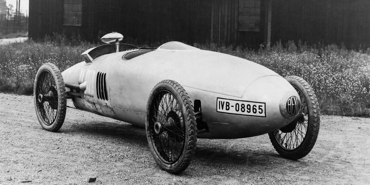 Benz RH de 2 litros, o carro que estrou o motor traseiro central nas corridas em formato futurista